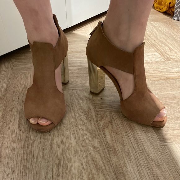 MICHAEL KORS Chunky Gold Heels - Picture 9 of 9